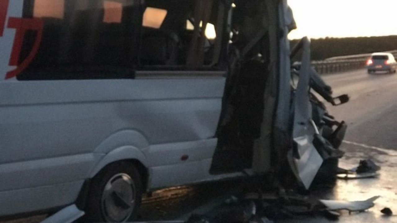 Eskişehir’de Bursasporlu taraftarları taşıyan minibüsün tıra çarptı