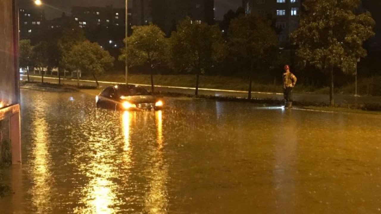 Sağanak sonrası araçlar göle dönen yolda mahsur kaldı - İstanbul