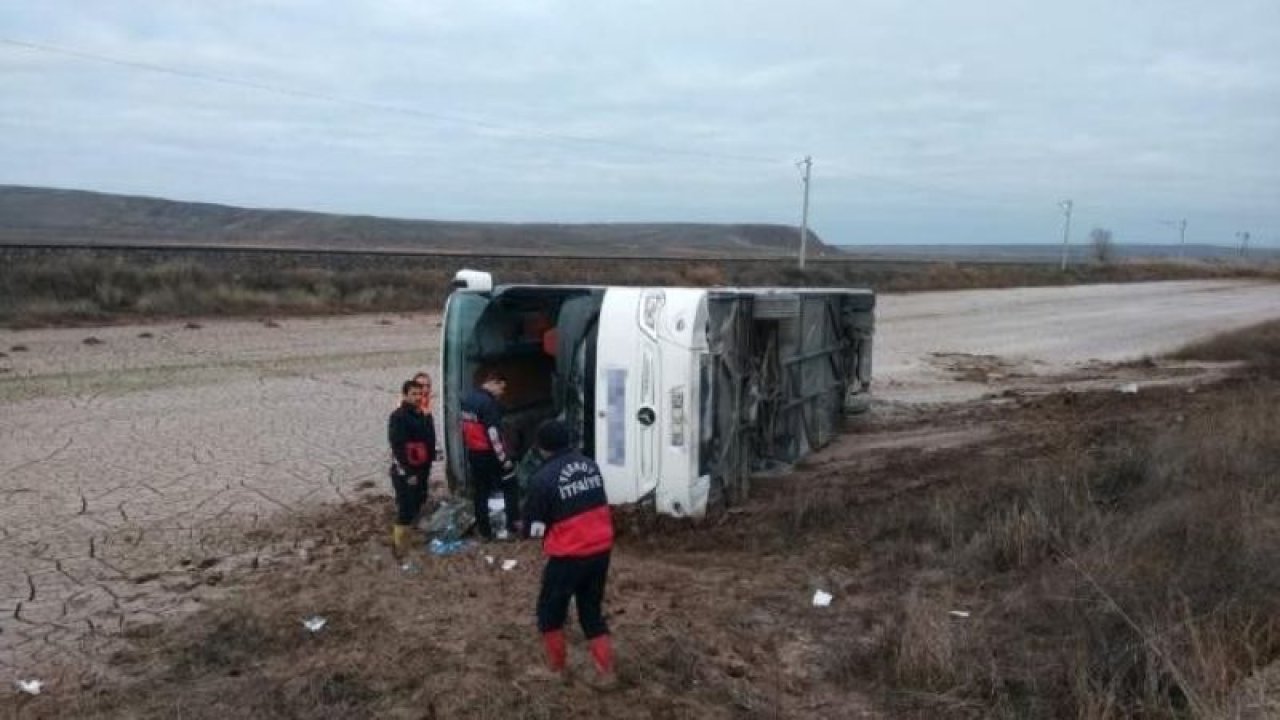 Yozgat'ta sporcuları taşıyan minibüs devrildi