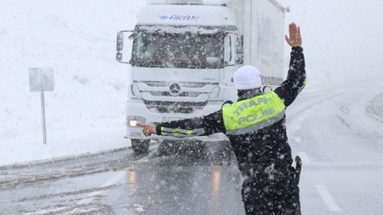Erzincan'da kar yağışı ulaşımı olumsuz etkiledi