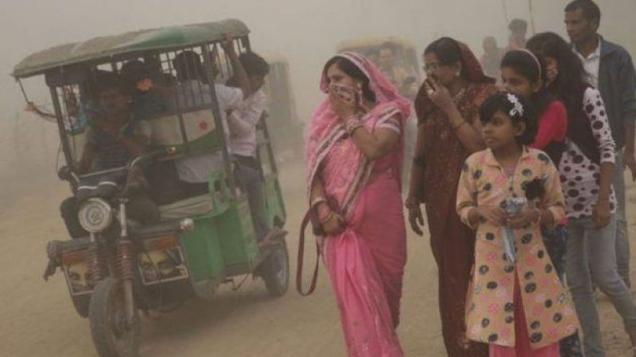 Hindistan'da Hava Kirliliği Okulları Tatil Ettirdi