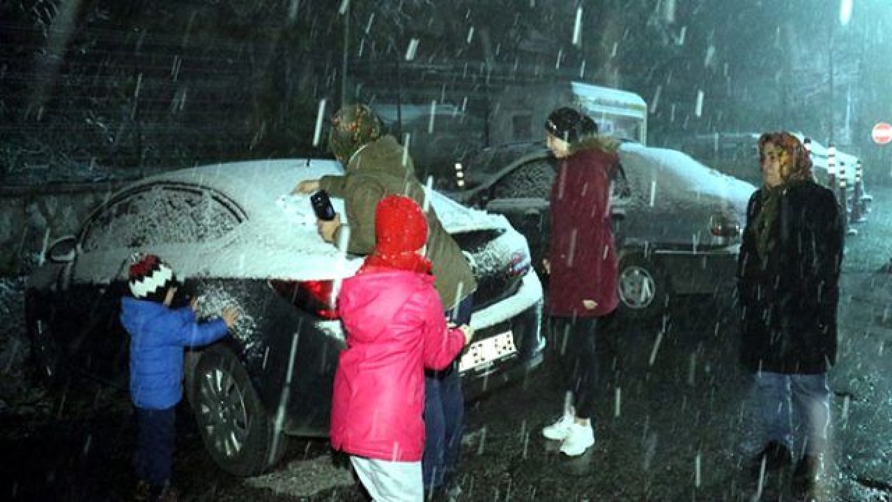 Balkanlar'dan Gelen Soğuk Hava Dalgası İstanbul'un Yanını Vurdu: Bembeyaz Oldu!