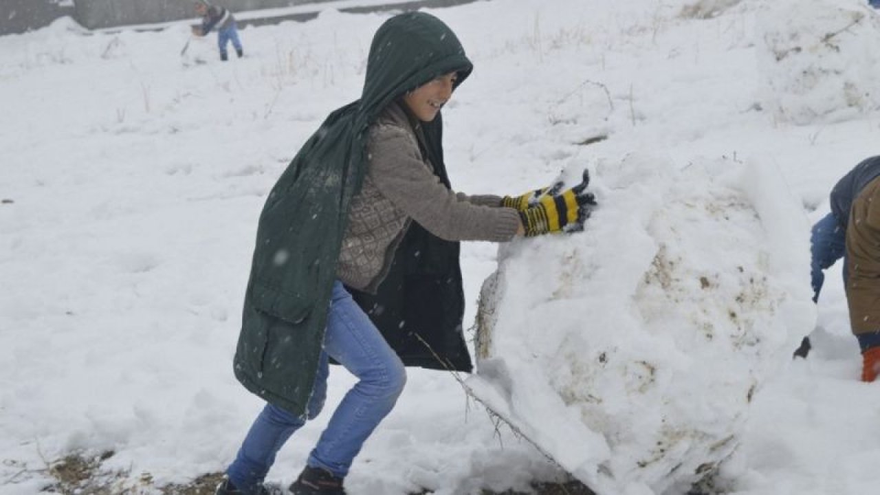 Ağrı’da başlayan kar yağışı hayatı olumsuz etkiledi