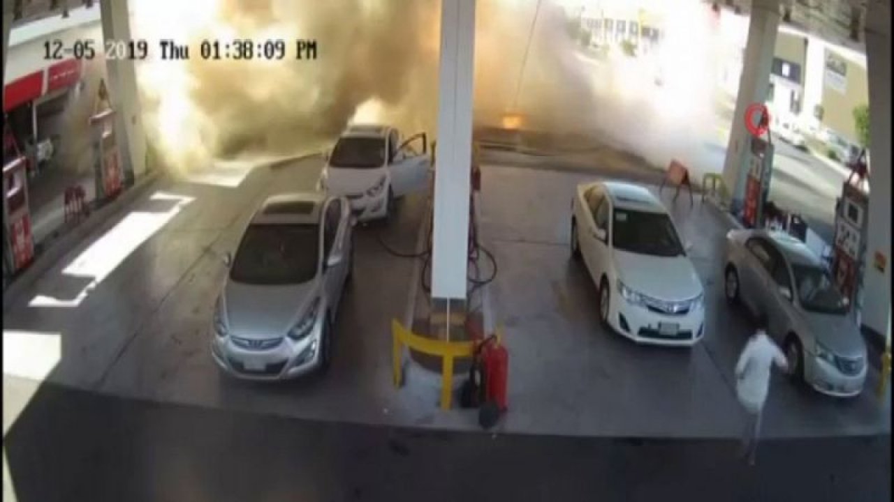 Benzin istasyonundaki şiddetli patlama saniye saniye görüntülendi