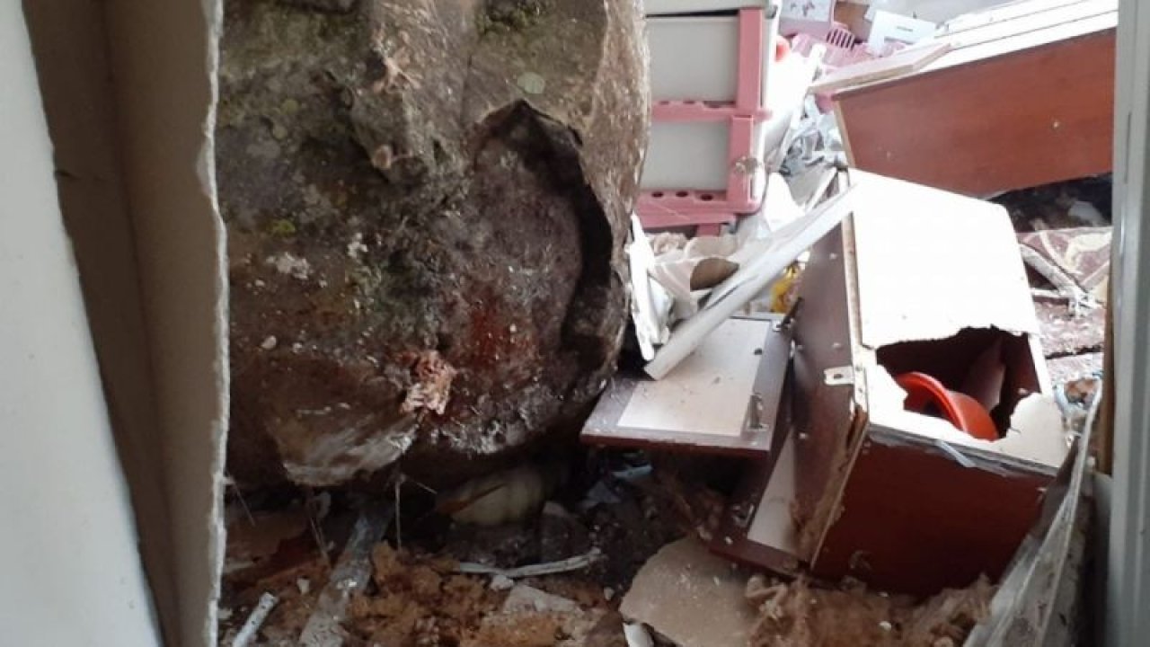 Tunceli’de bir köyde dağdan kopan devasa kaya parçası eve girdi