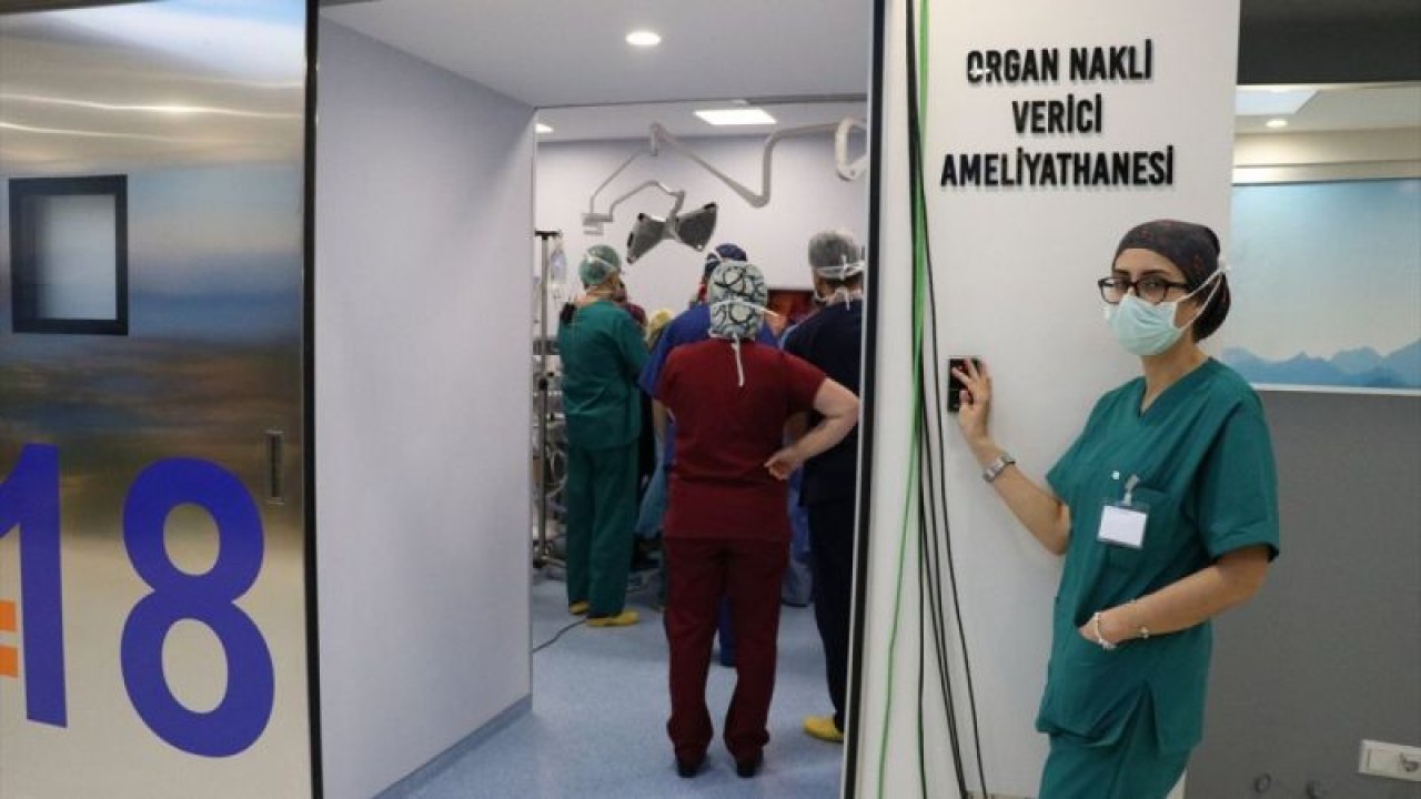 Akdeniz Üniversitesi Organ Nakli Günleri'nde canlı yayınla ameliyat