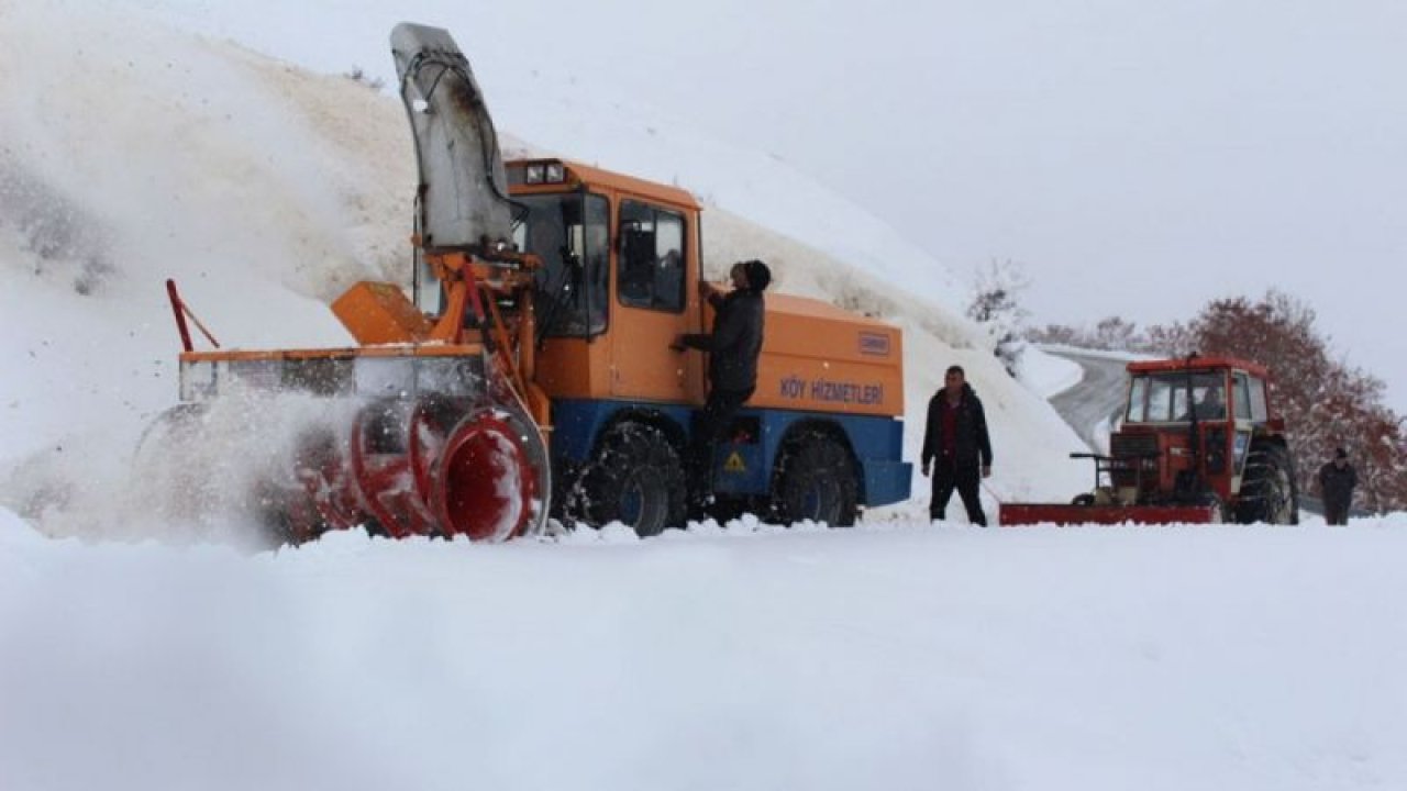 Karla kapanan köy yolları 24 saat aralıksız çalışılarak açıldı