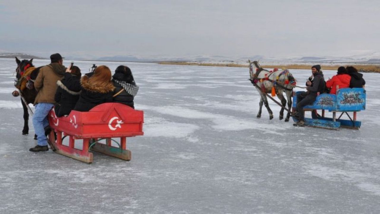 Çıldır gölü dondu ziyaretçiler heyecanlı anlar yaşadı