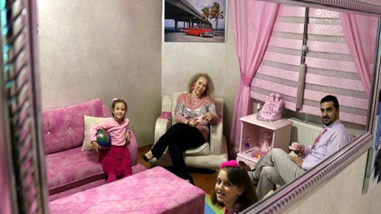 "Kılıbık Adam" 12 Yıllık Eşi İçin Pespembe Evde Yaşıyor!