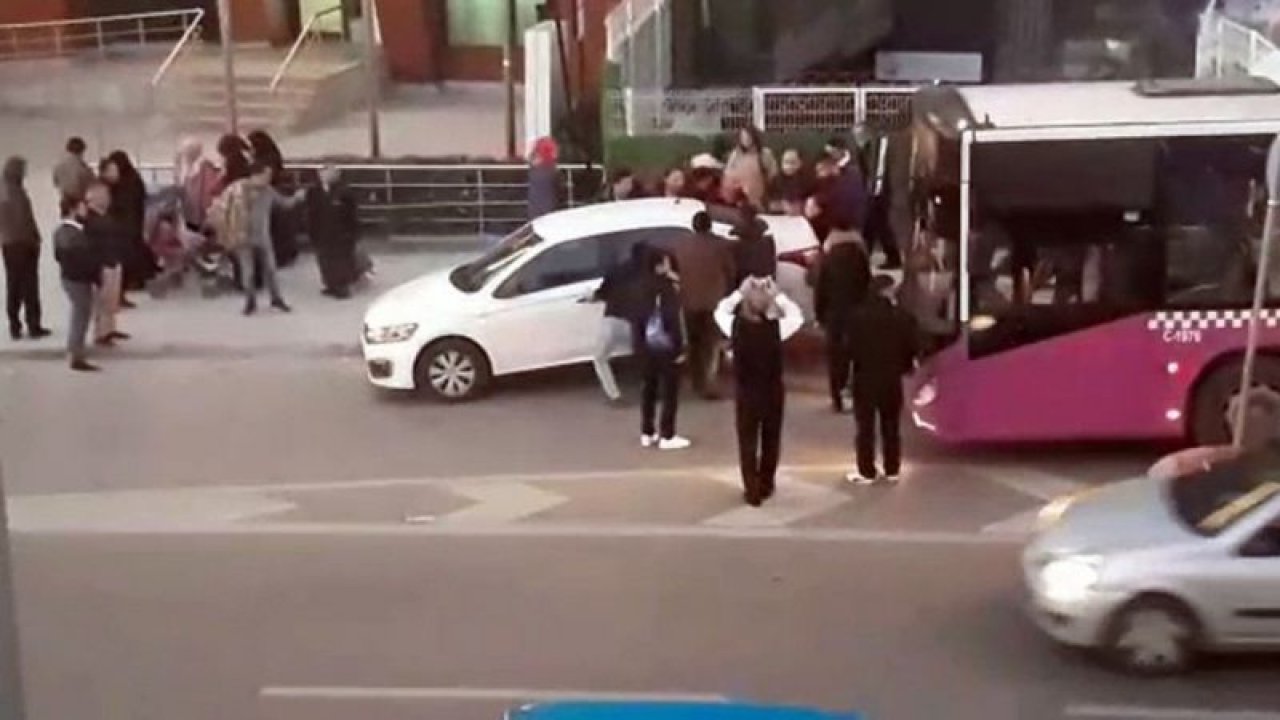 Hatalı park edilen otomobili vatandaşlar yerinden kaldırarak yoldan çekti