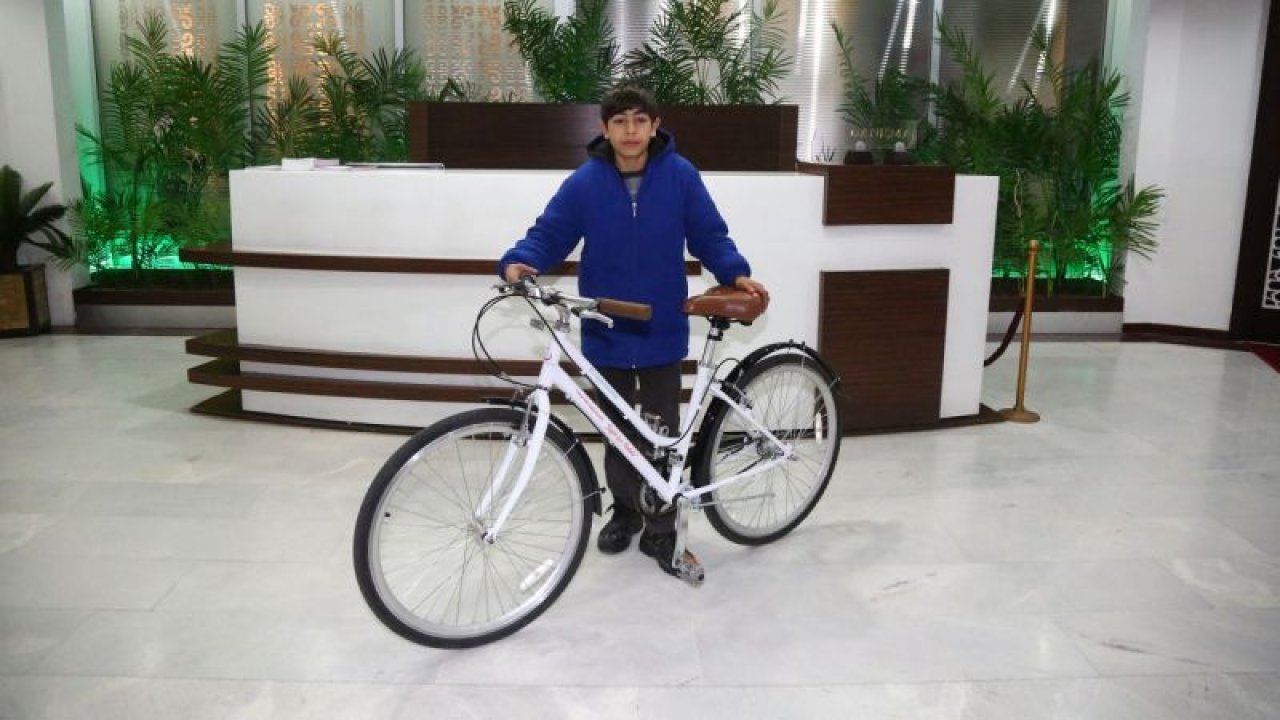 Başkan Altınok’tan Ekrem’e bisiklet hediyesi