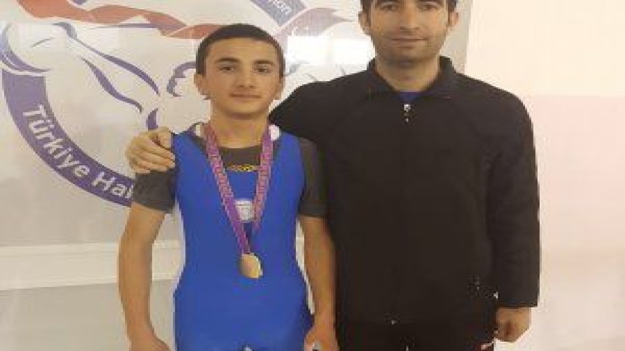 Yıldızlar Okullar Arası Halter Türkiye Şampiyonasında Pursaklar Belediyesi bir madalya daha aldı