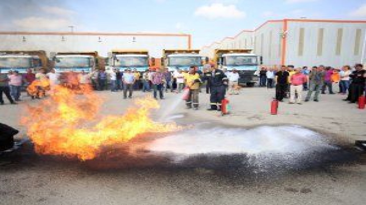 Yenimahalle Belediyesi, personelini düzenli aralıklarla olası yangınlara nasıl müdahale etmeleri gerektiği konusunda eğitiyor