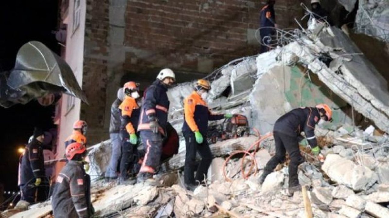 Elazığ'da Enkaz Altında Bir Kadının Doğum Yaptığı İddia Ediliyor!