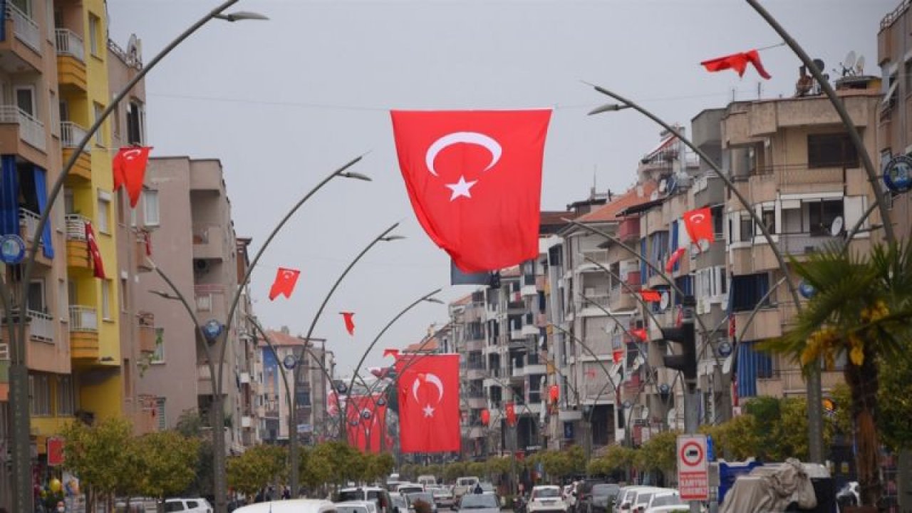 Hep bir ağızdan söylenecek marşlar için balkona