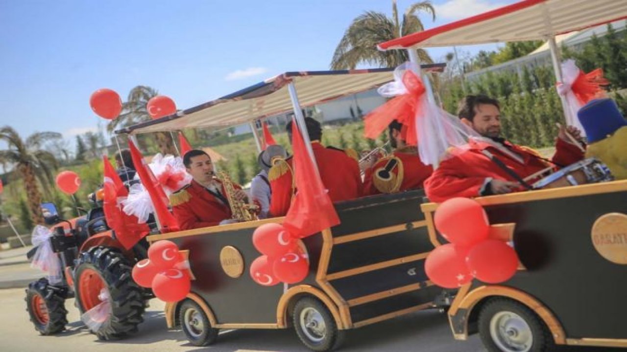 Ankara'da Sokağa çıkma yasağında bandolu 23 Nisan kutlaması