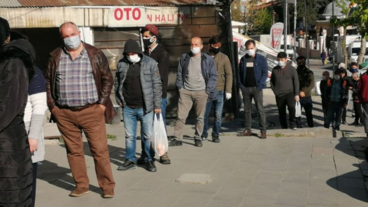 Ramazan’ın ilk gününde fırınlarda sosyal mesafeli pide kuyruğu