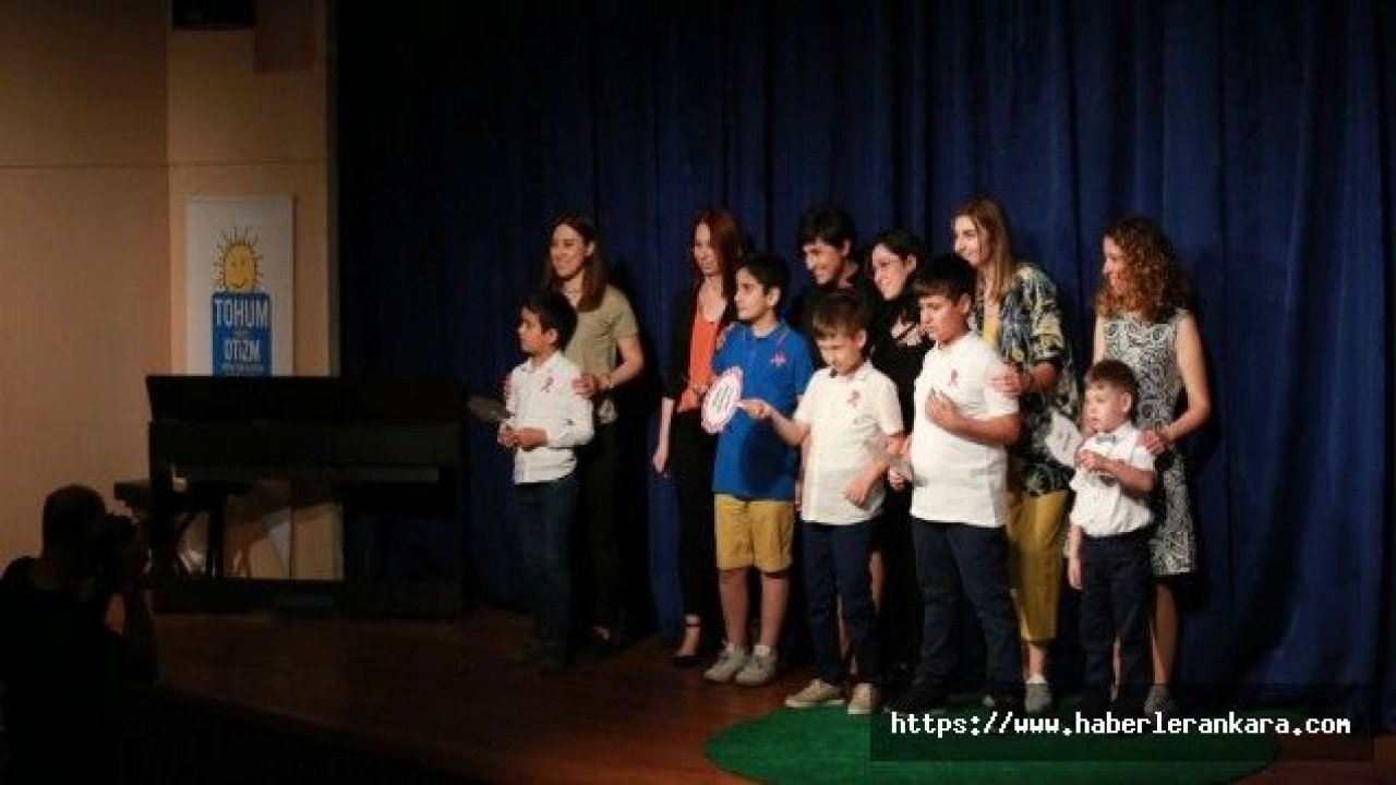 Otizmli Öğrenciler Sahnede Yeteneklerini Konuşturdu