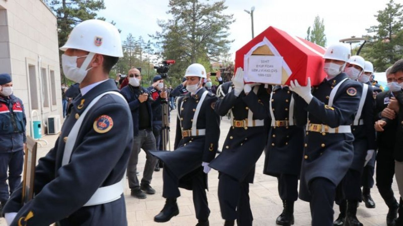 Aksaraylı şehidin cenazesi sosyal mesafe ile toprağa verildi