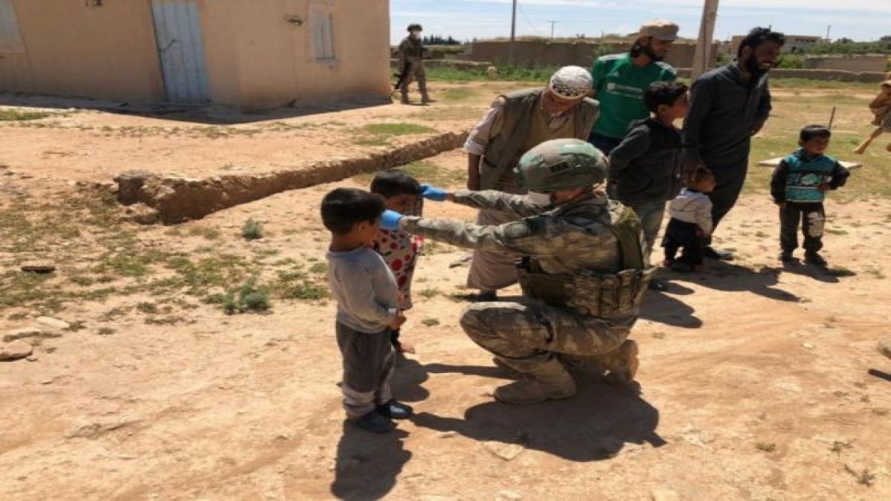 Mehmetçik, çocukların yüzünü güldürmeye devam ediyor