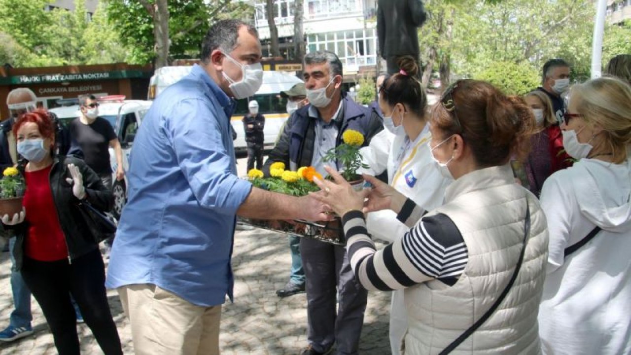Başkan Taşdelen anneleri çiçeklerle karşıladı