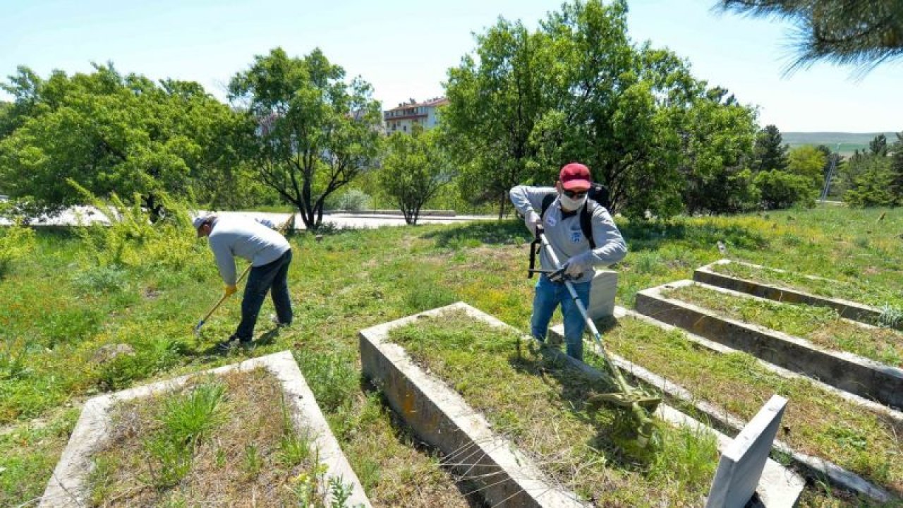 Ankara Büyükşehir Belediyesi, mezarlıklarda temizlik çalışması başlattı