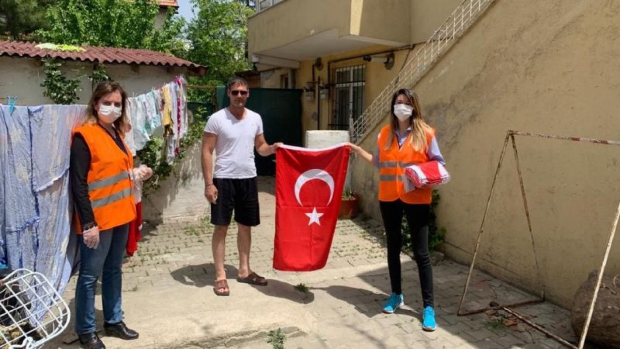 Ankara Gölbaşı Belediyesi vatandaşlara ve esnafa bayrak dağıttı