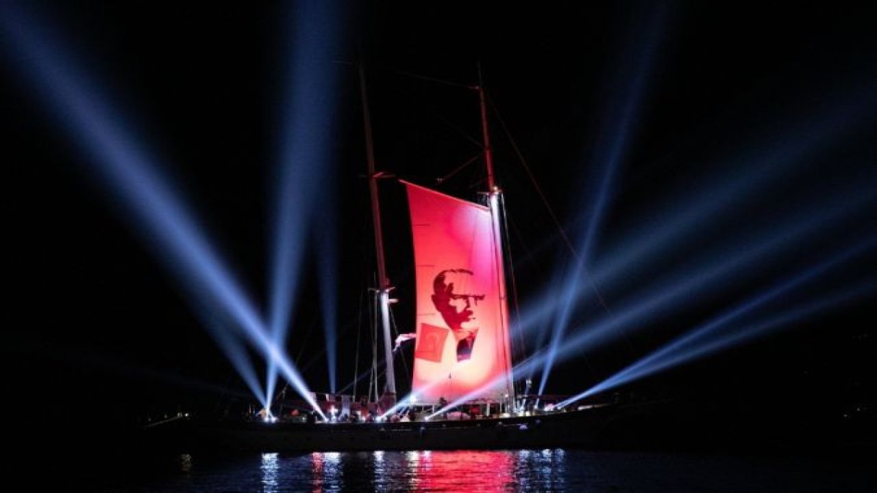 Denizde Mustafa Kemal Atatürk’ün görsel şöleni