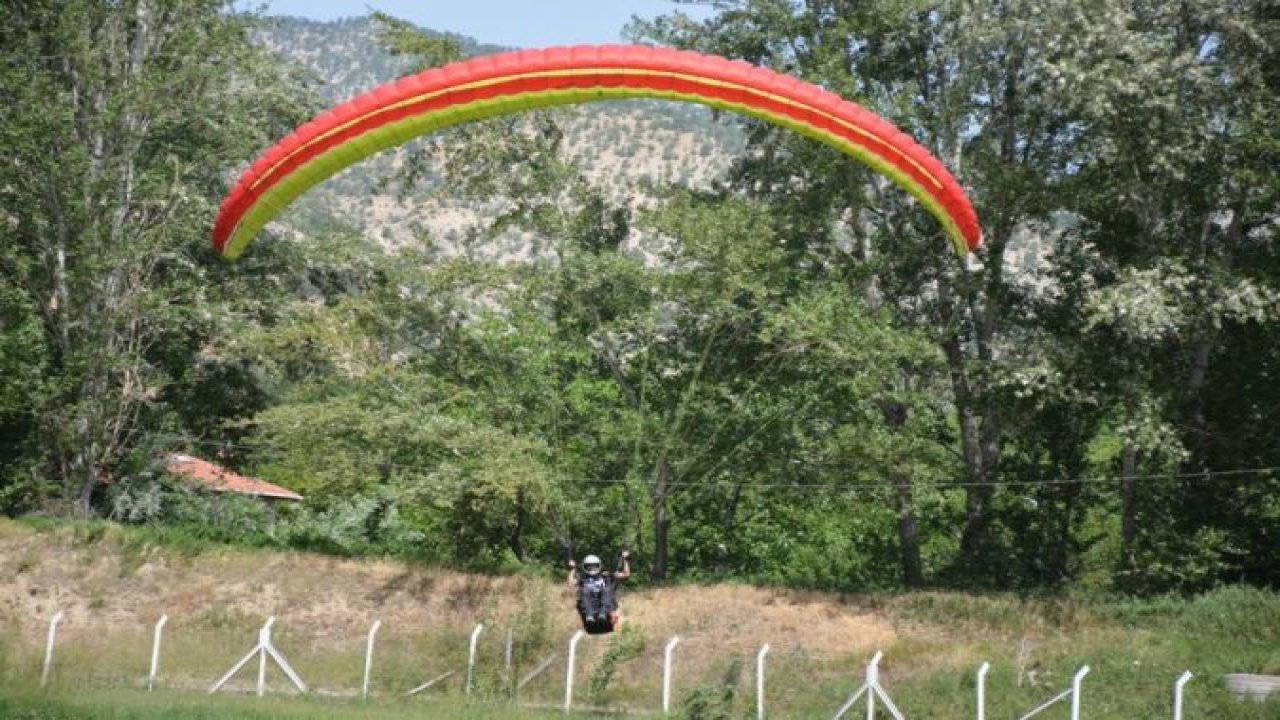 Ankara'da 19 Mayıs kutlamalarında gökyüzünü yamaç paraşütçüleri kapladı