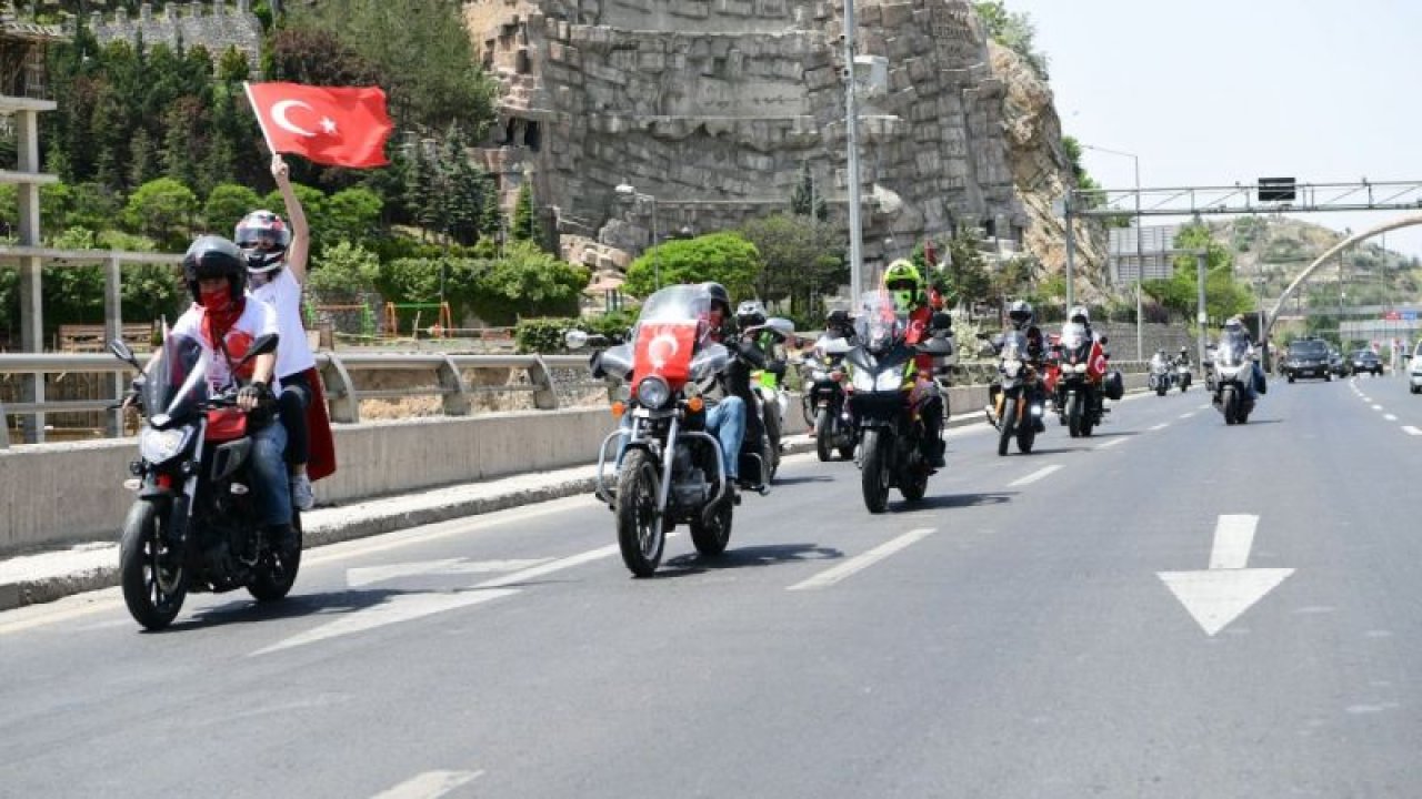 Ankara'lı motorcuların 19 Mayıs şovu