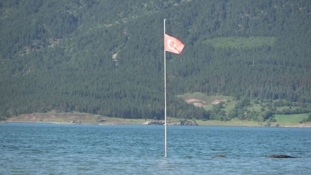 Sular yükseldi, sadece Türk bayrağı su yüzeyinde kaldı