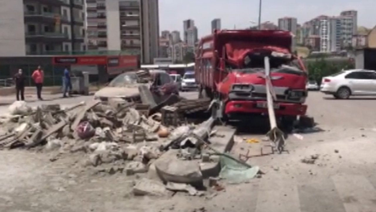 Freni boşalan kamyonetin park halindeki otomobillere çarptı: 1 ölü 3 yaralı
