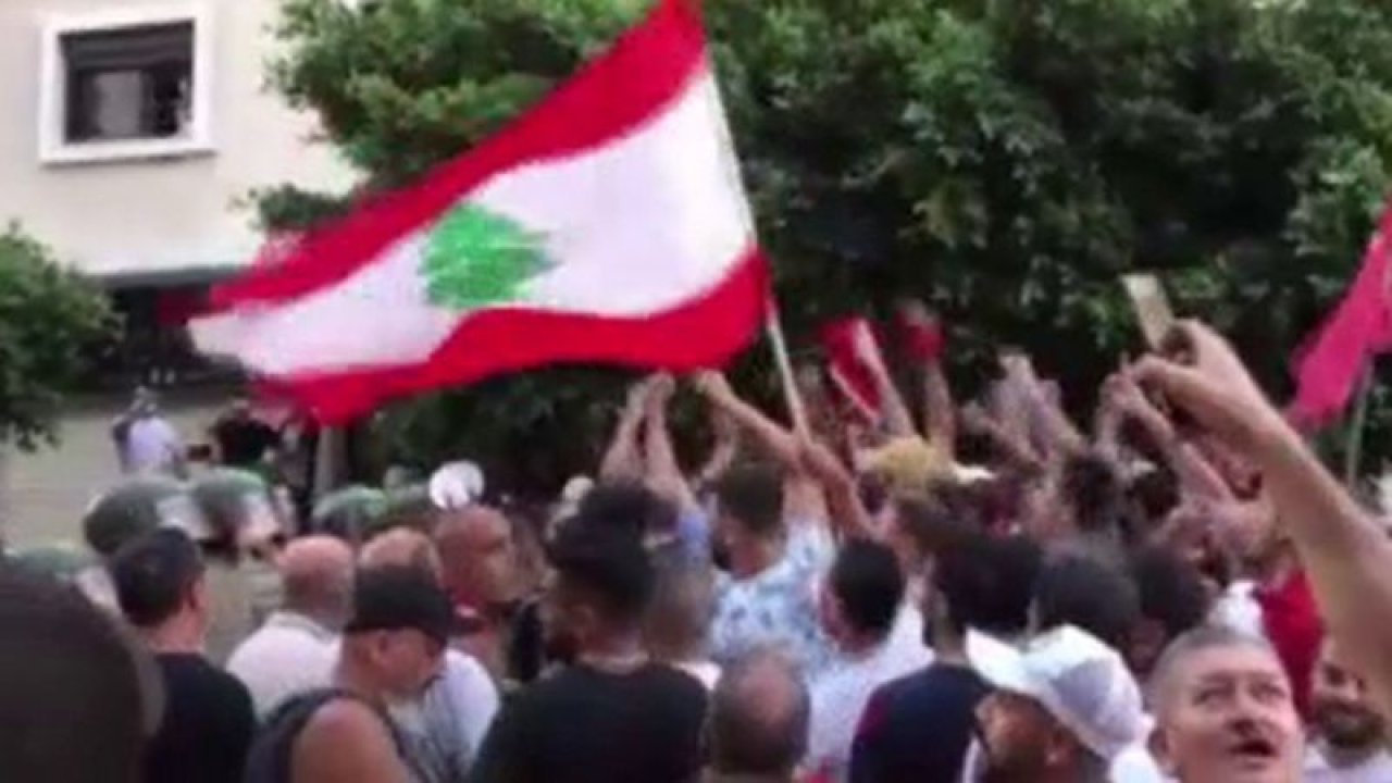 Lübnan’da Türkiye’ye hakaret eden televizyon kanalı protesto edildi