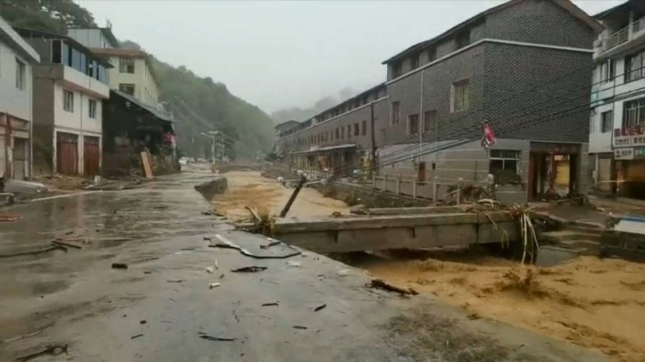 Çin’de sel felaketi: 5 ölü, 8 kayıp - Video Haber