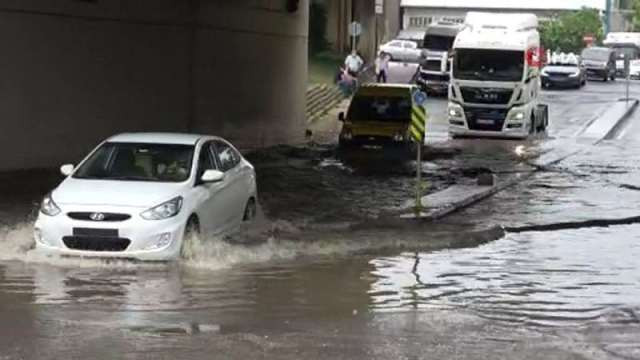 Tuzla’da alt geçidi su bastı! Otomobilin içi su doldu! - Video Haber