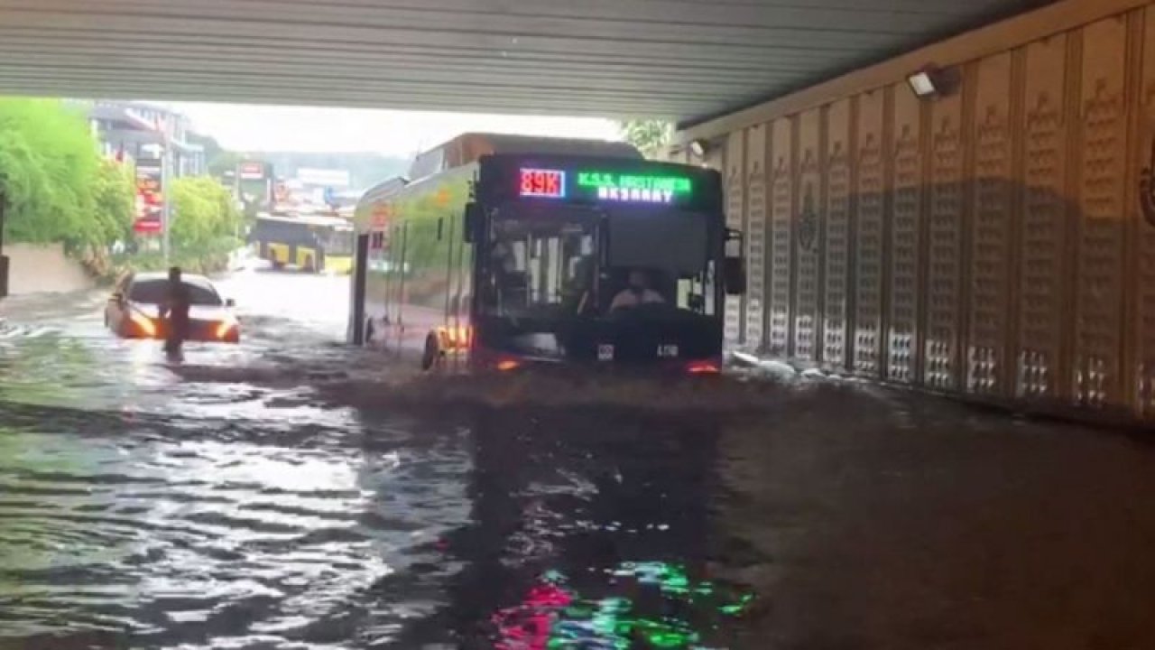 İstanbul’da sağanak yağış etkisini sürdürüyor! Araçlar alt geçitte mahsur kaldı! - Video Haber