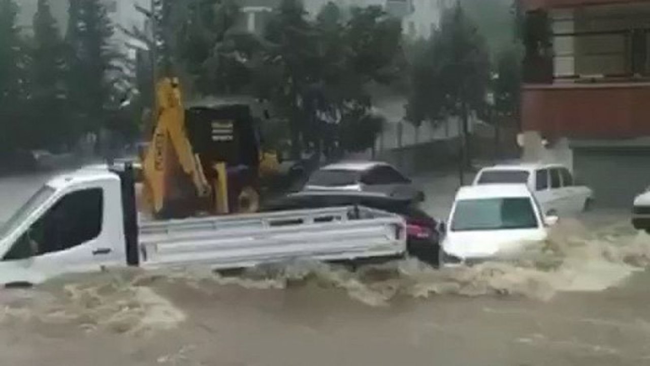 Sel suları araçları sürükledi! - Video Haber
