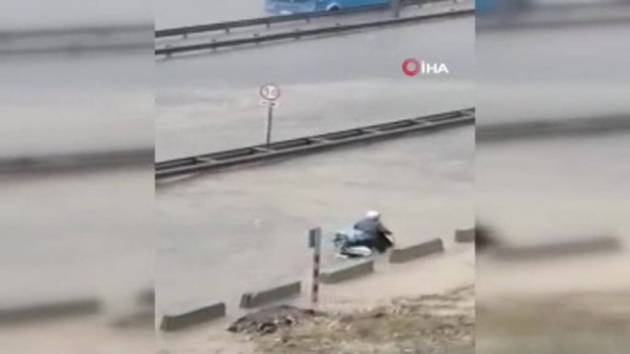Aşırı yağışa aldırmadı, motosikletini sele kaptırdı - Video Haber