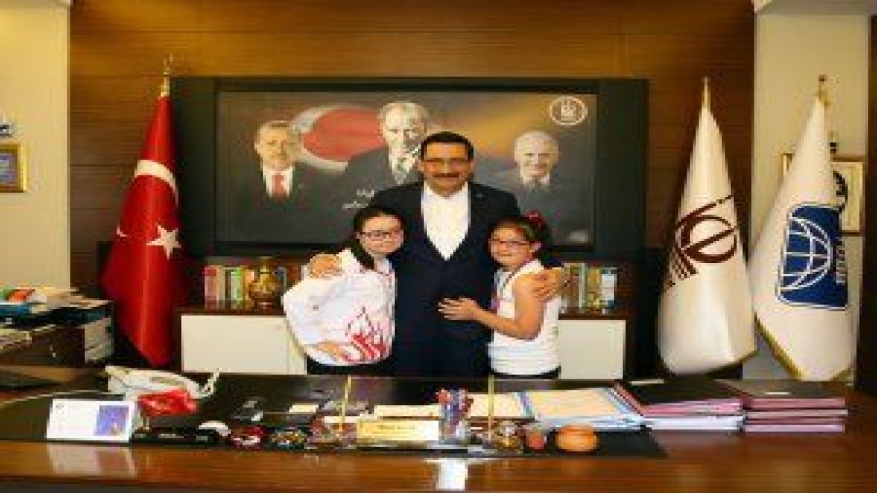 Down sendromlu sporcular Kardelen Demir  ve Hülya Zeynep Akçay Başkan AK'a teşekkür ziyaretinde bulundular