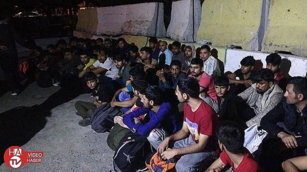 Çalıntı araçta 46 kaçak göçmen yakalandı