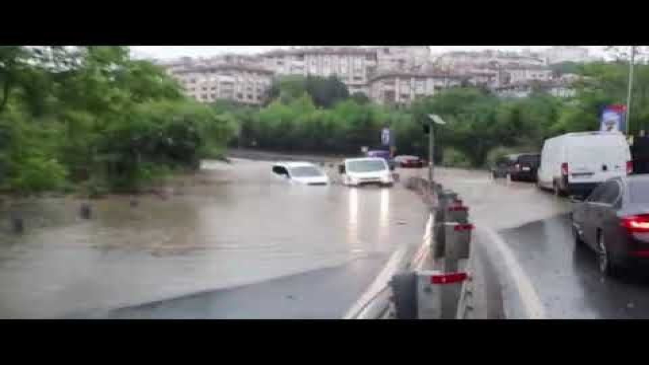 Sel Felaketi! Göle dönen yolda bir çok araç mahsur kaldı! - Video Haber