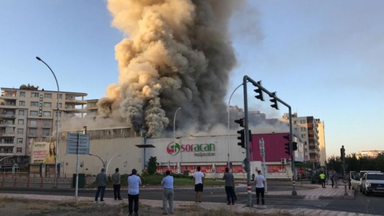 AVM yangını korkuttu! Alevler gökyüzünü kapladı, iş yeri küle döndü