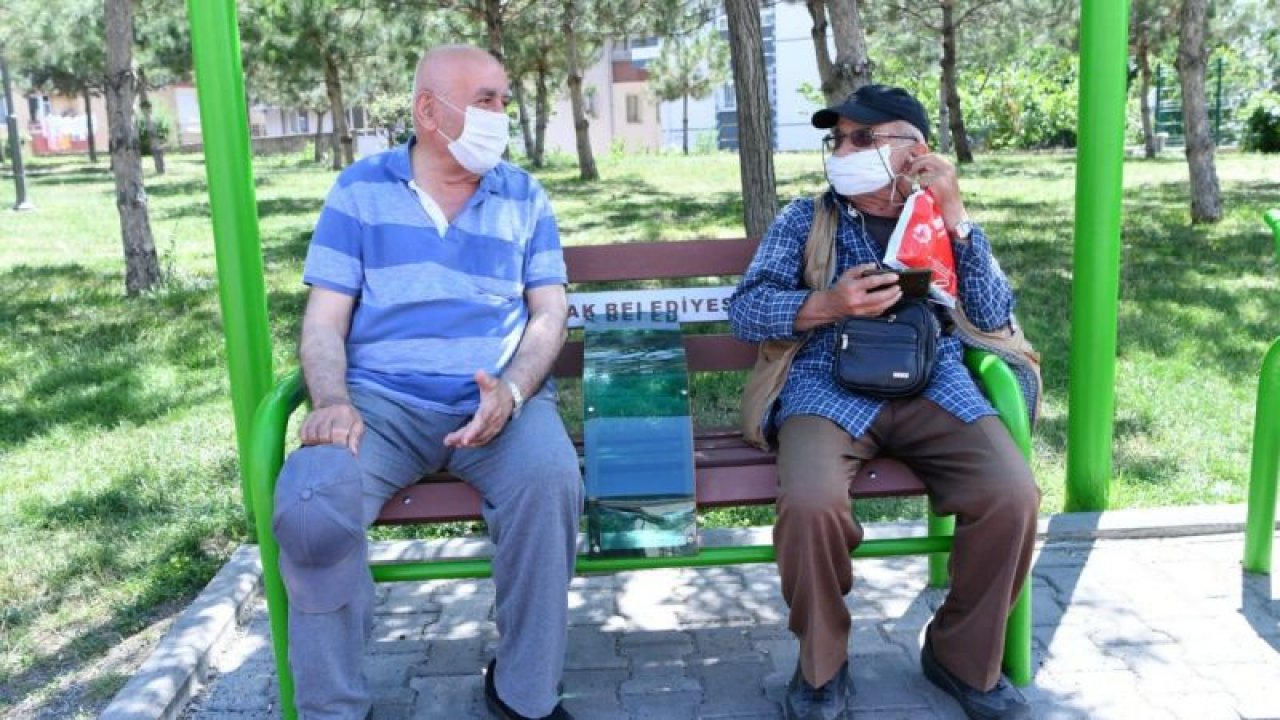 Parklarda banklara sosyal mesafe ayarı - Ankara