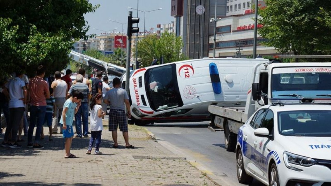 Aydın'da feci kaza! Hasta taşıyan ambulans devrildi - Video Haber