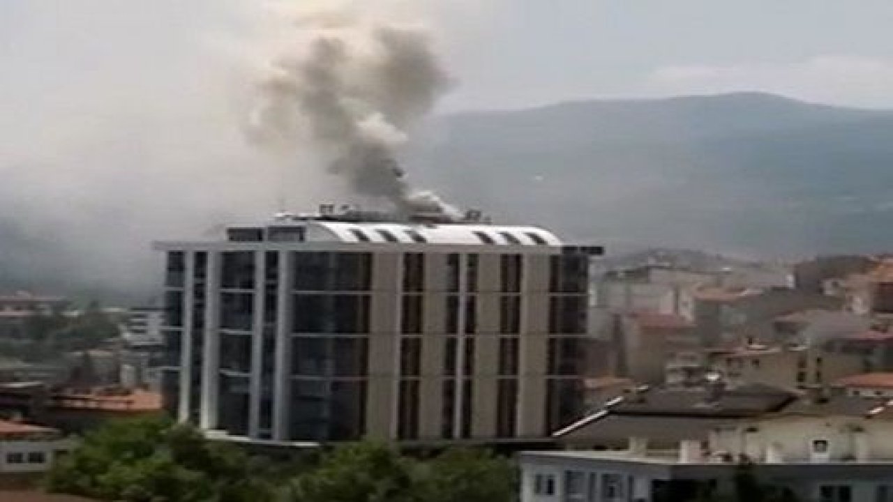 Alışveriş merkezinde korkutan yangın! Yangına müdahale sürüyor - Video Haber