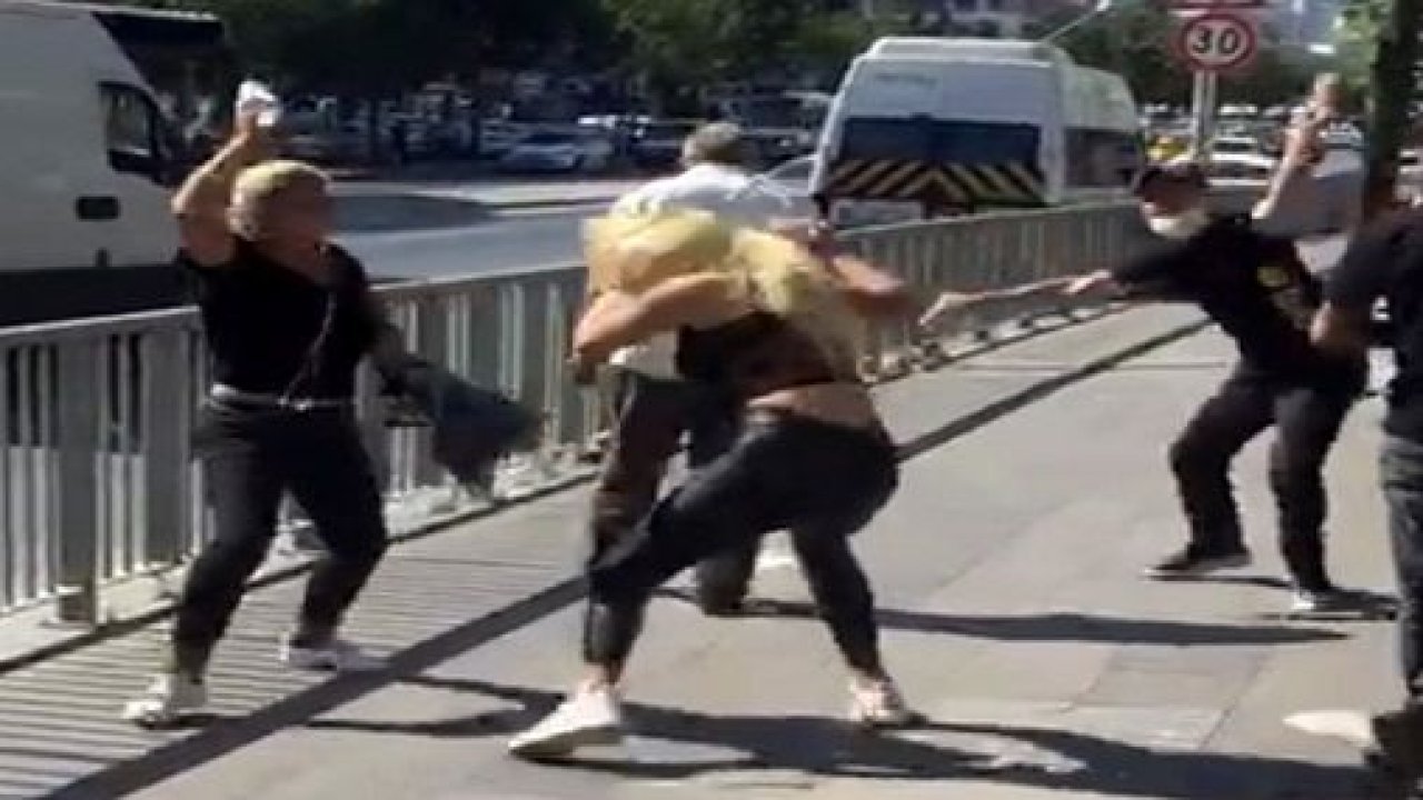 Neye uğradığını şaşırdı! 4 kadın tekme tokat bir adama saldırdı! - Video Haber