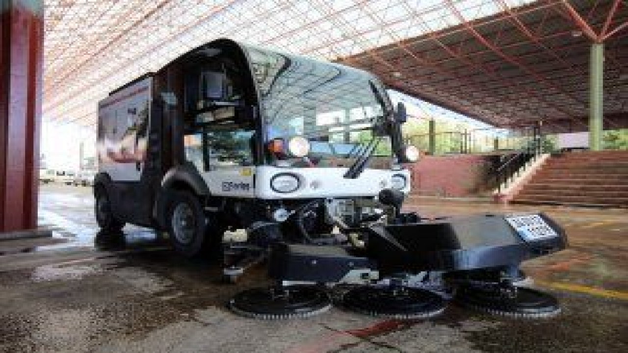 Yenimahalle Belediyesi, kendi filosuna kattığı yüzlerce araç ve iş makinesiyle ile hizmet vermeye devam ediyor