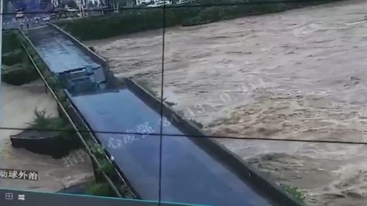 480 yıllık köprü sel felaketinde yerle bir oldu! - Video Haber