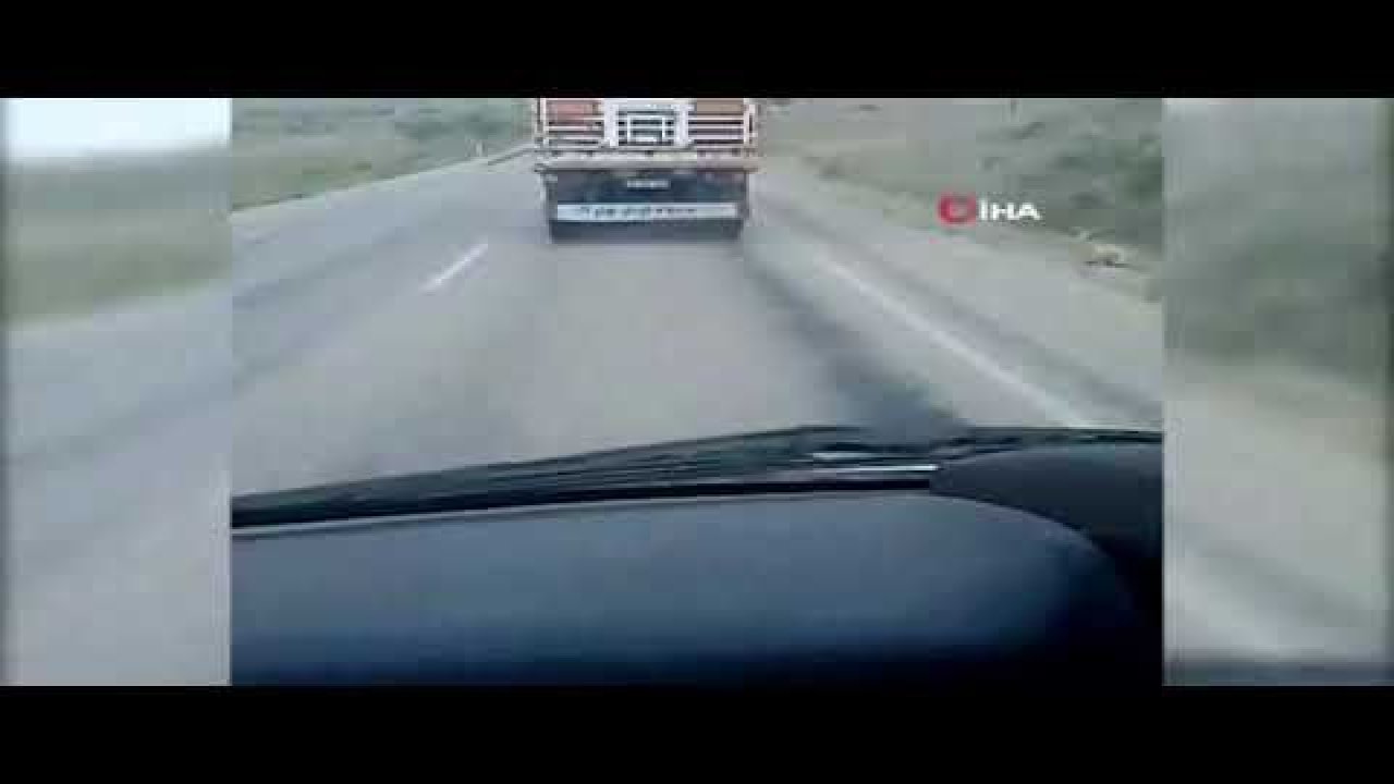 Kamyon sürücüsü yol vermediği ambulansla yarışa girdi! Video Haber