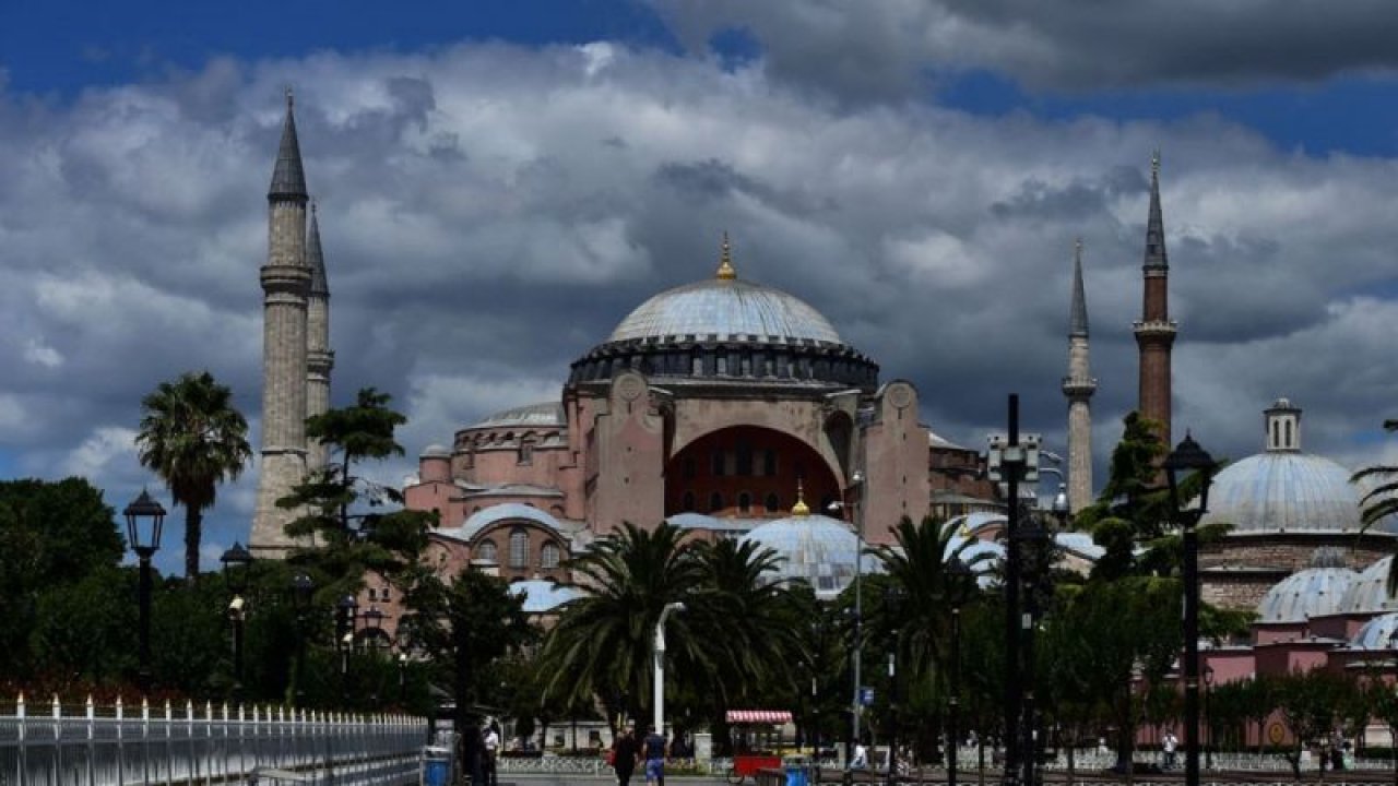 Son Dakika: Ayasofya’da ibadet yolu açıldı